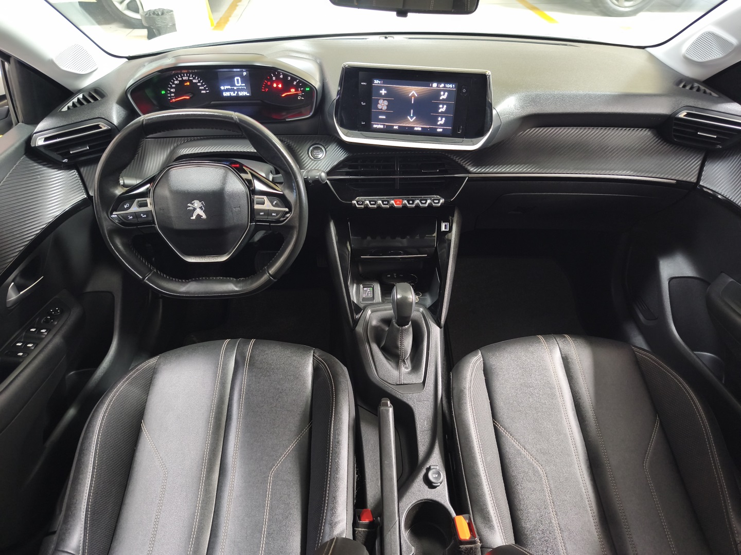PEUGEOT 208