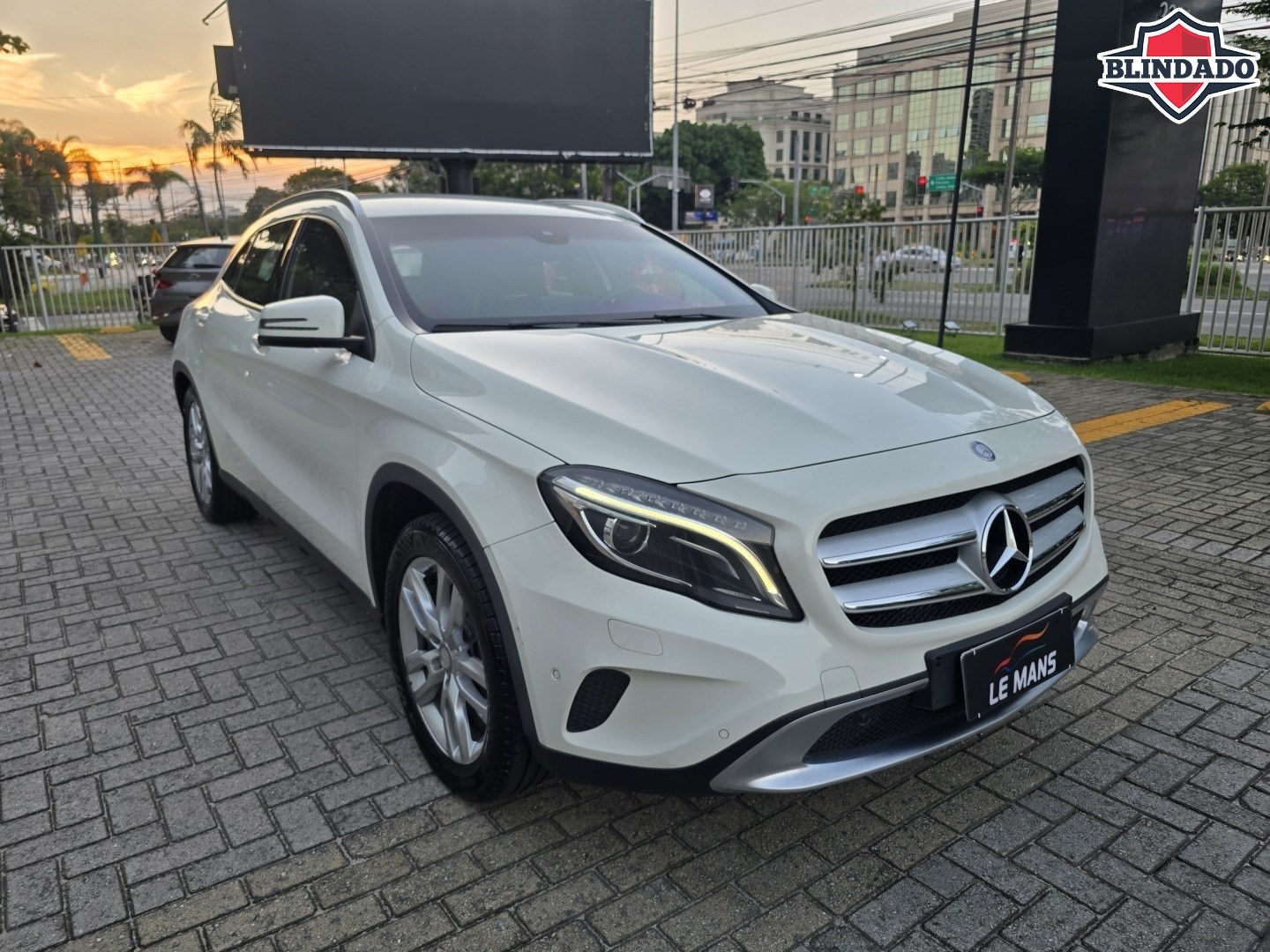MERCEDES-BENZ GLA 200