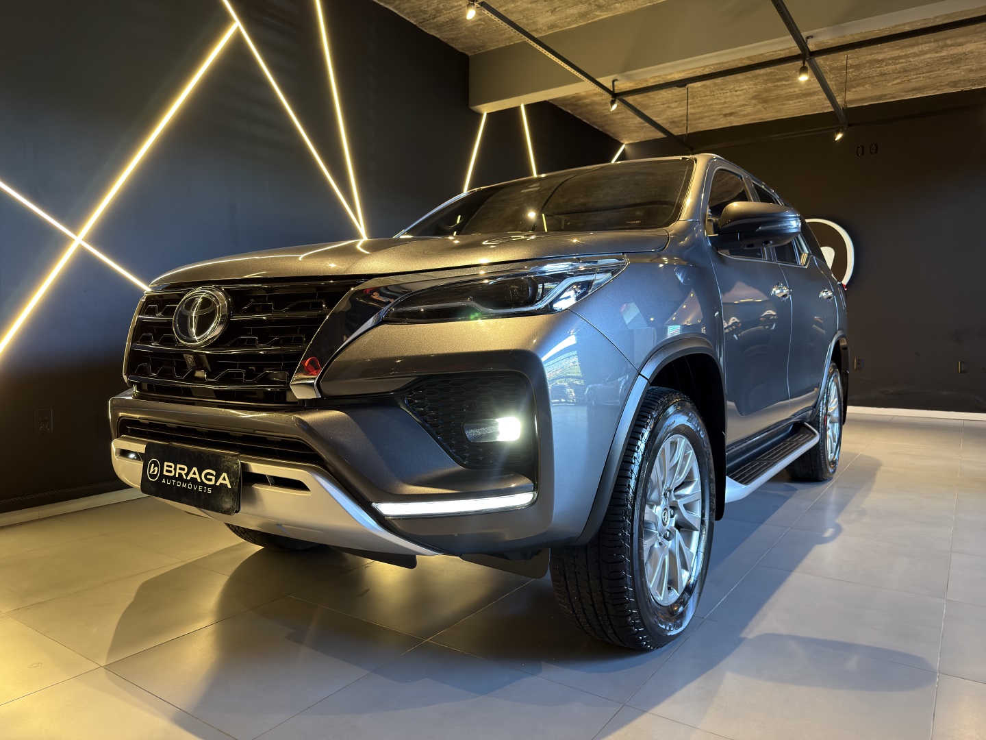TOYOTA HILUX SW4 2.8 D-4D TURBO DIESEL SRX 4X4 AUTOMÁTICO 2023