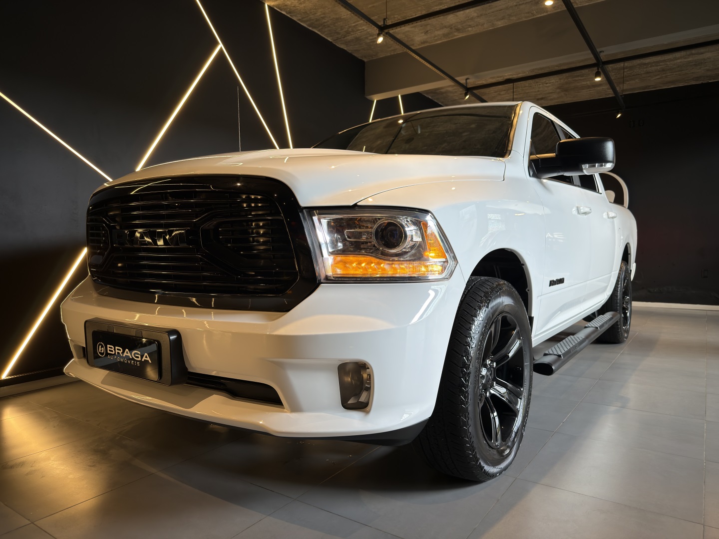 RAM CLASSIC 5.7 V8 GASOLINA LARAMIE NIGHT EDITION CD 4X4 AUTOMÁTICO 2023