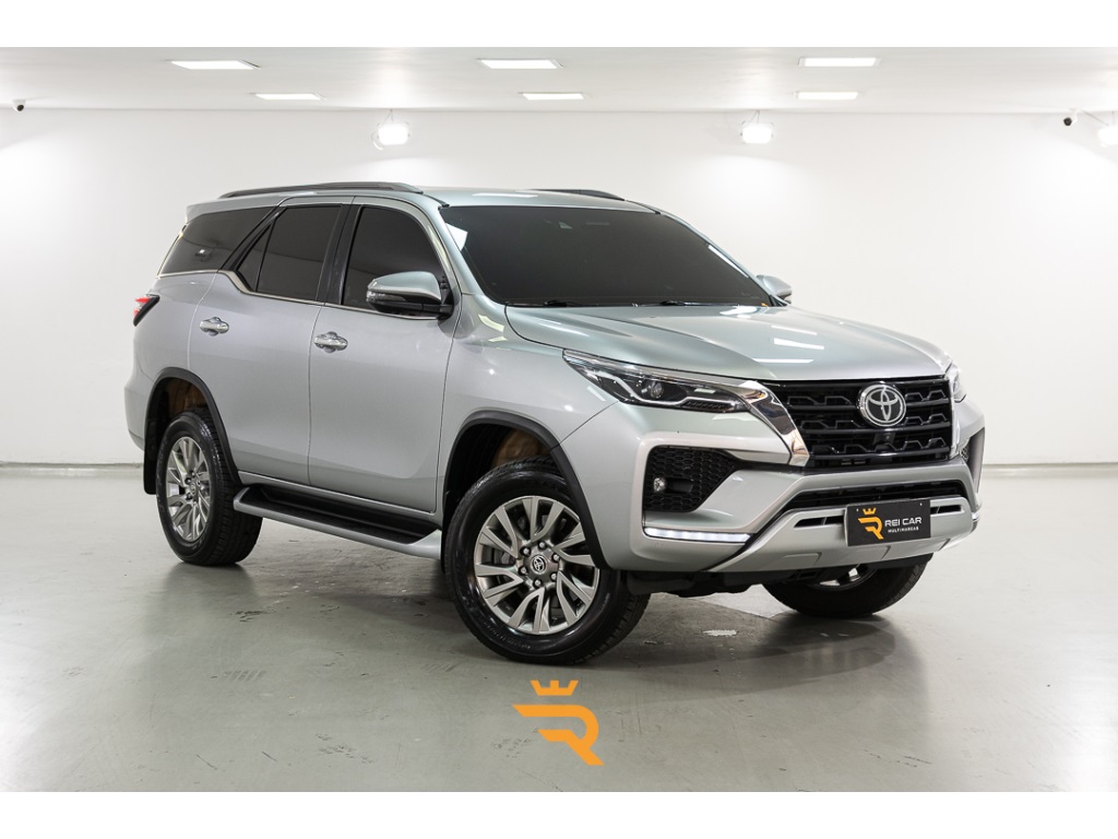 TOYOTA HILUX SW4 2.8 D-4D TURBO DIESEL SRX 7L 4X4 AUTOMÁTICO