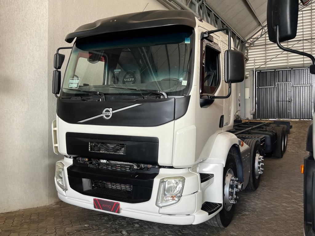 VOLVO VM 330 8X2 2P (DIESEL) (E5)
