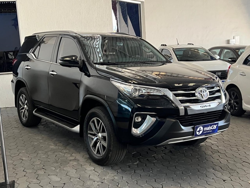 TOYOTA HILUX SW4 2.8 SRX 4X4 7 LUGARES 16V TURBO INTERCOOLER DIESEL 4P AUTOMÁTICO