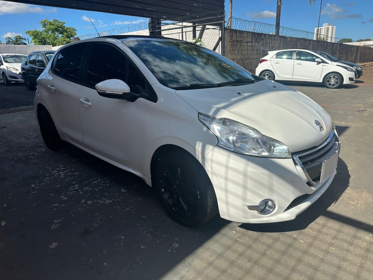 PEUGEOT 208