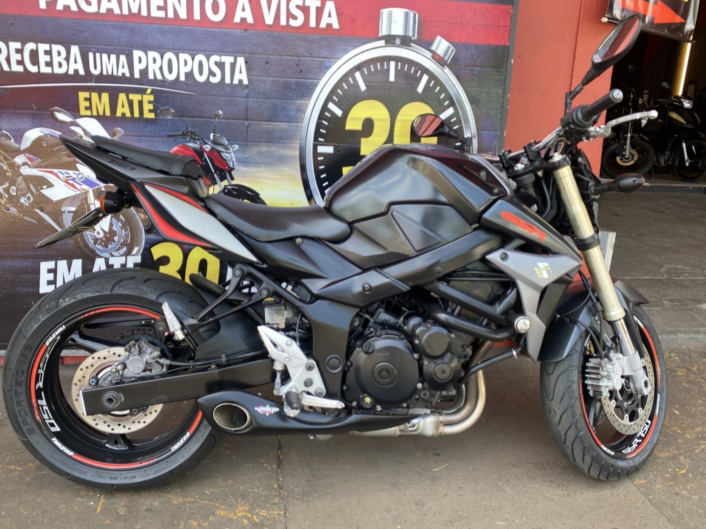 SUZUKI GSR 750