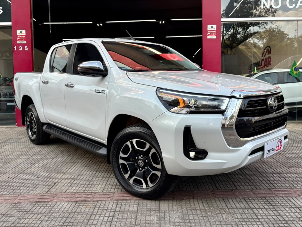 TOYOTA HILUX 2.8 D-4D TURBO DIESEL CD SRX 4X4 AUTOMÁTICO