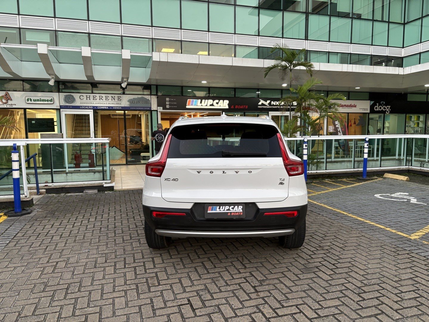 VOLVO XC40 2.0 T4 GASOLINA MOMENTUM GEARTRONIC — foto 4