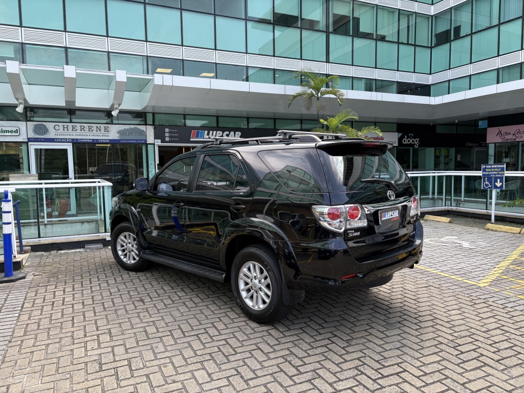TOYOTA HILUX SW4 3.0 SRV 4X4 7 LUGARES 16V TURBO INTERCOOLER DIESEL 4P AUTOMÁTICO — foto 3
