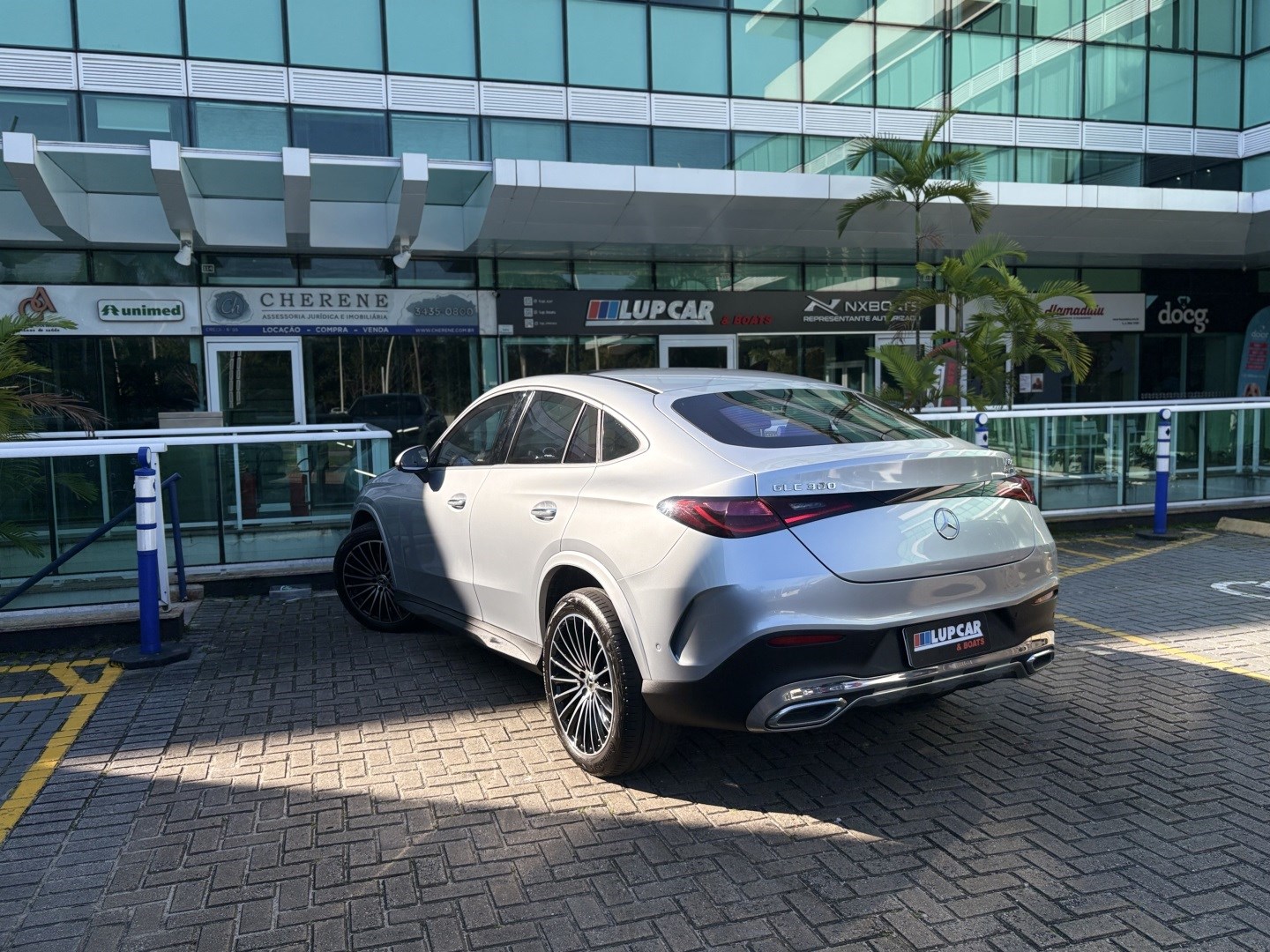 MERCEDES-BENZ GLC 300 2.0 MHEV AMG LINE COUPÉ 4MATIC 9G-TRONIC — foto 3