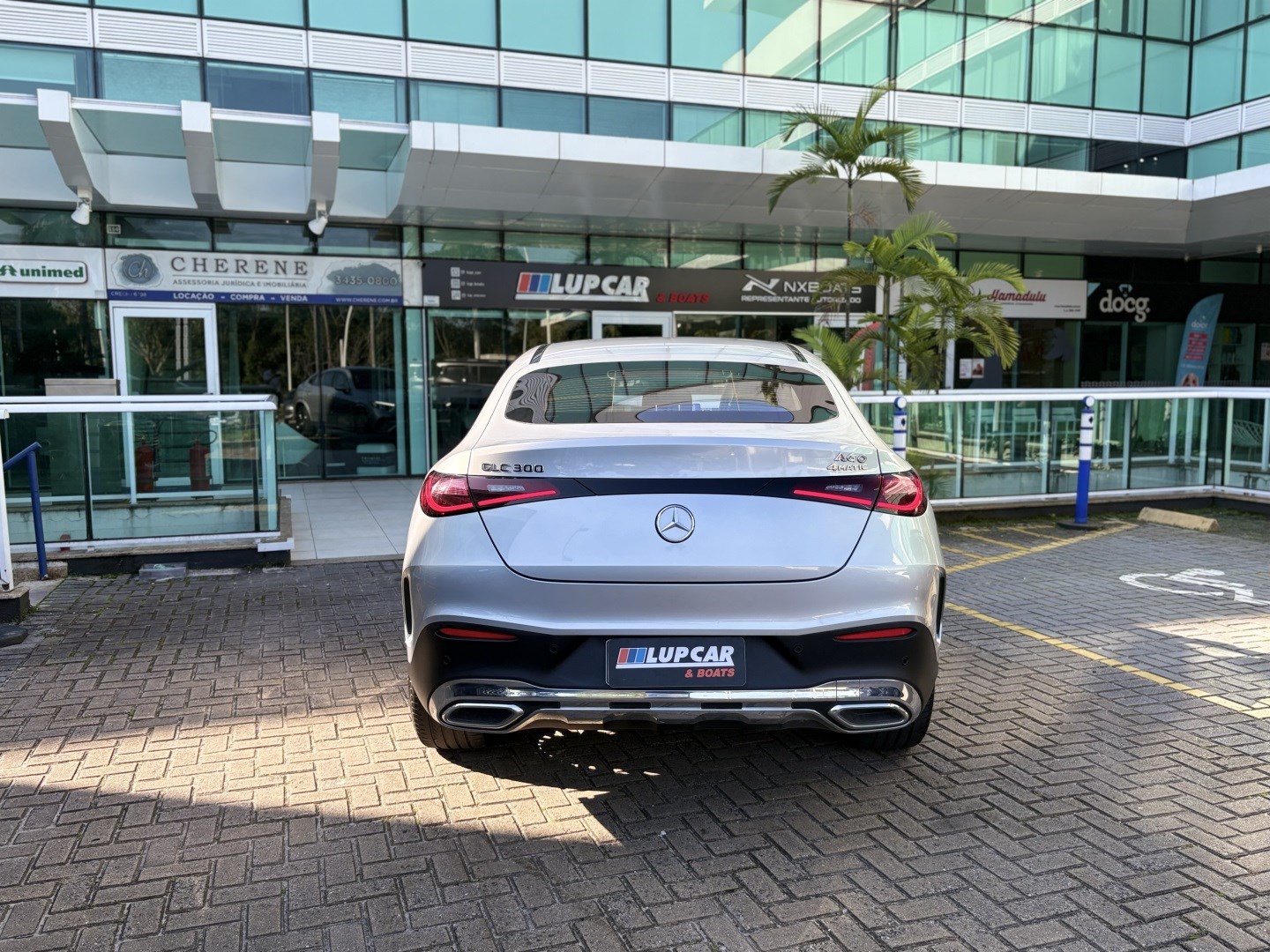 MERCEDES-BENZ GLC 300 2.0 MHEV AMG LINE COUPÉ 4MATIC 9G-TRONIC — foto 4