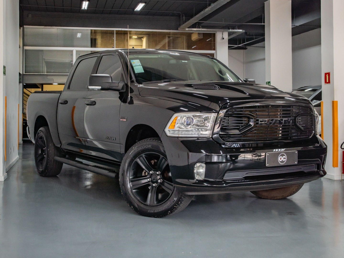 RAM CLASSIC 5.7 V8 GASOLINA LARAMIE NIGHT EDITION CD 4X4 AUTOMÁTICO