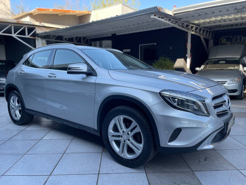 MERCEDES-BENZ GLA 200