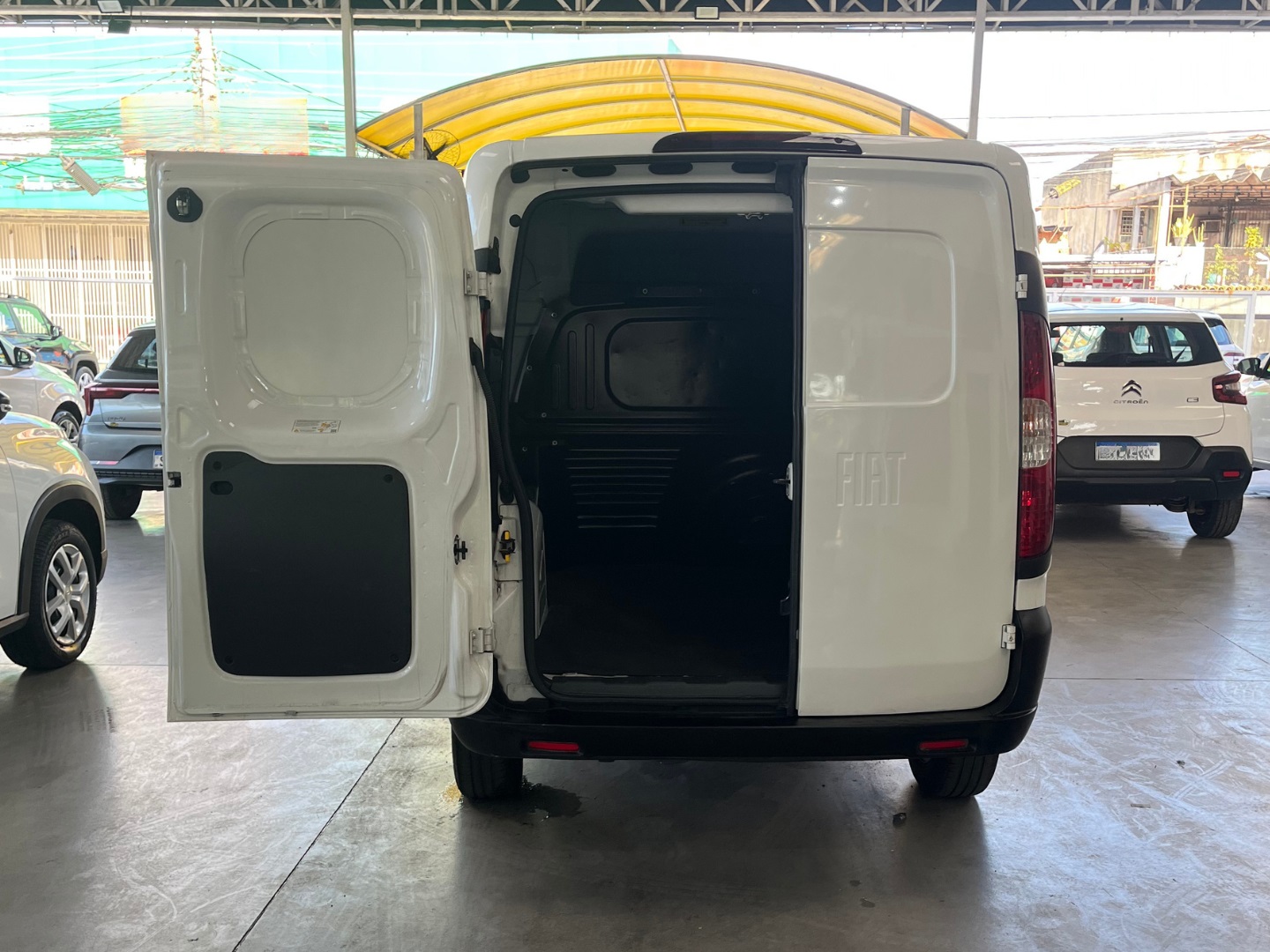 FIAT FIORINO 1.4 MPI FURGÃO ENDURANCE 8V FLEX 2P MANUAL 2023 Branco - Miniatura 6 - SIG Multimarcas