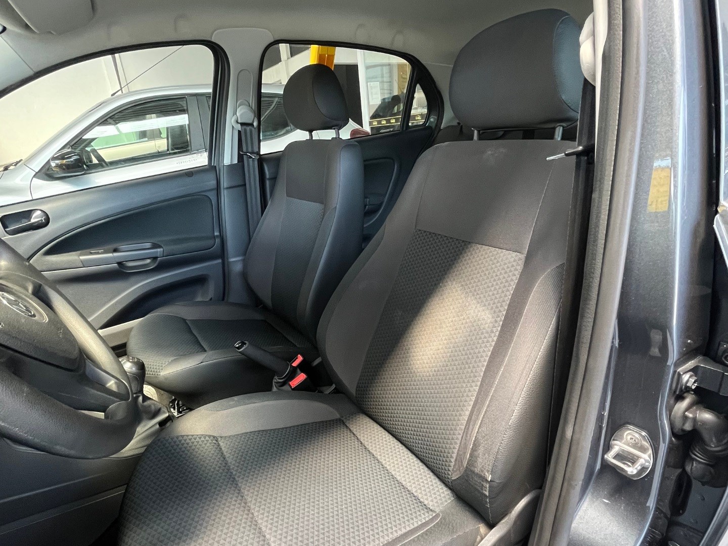 VOLKSWAGEN GOL 1.0 12V MPI TOTALFLEX 4P MANUAL 2023 - Miniatura 6