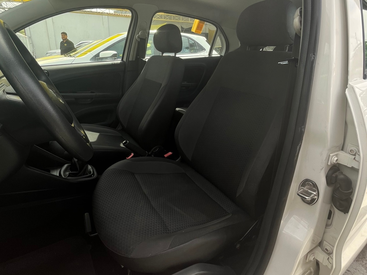 VOLKSWAGEN GOL 1.0 12V MPI TOTALFLEX 4P MANUAL 2023 - Miniatura 6