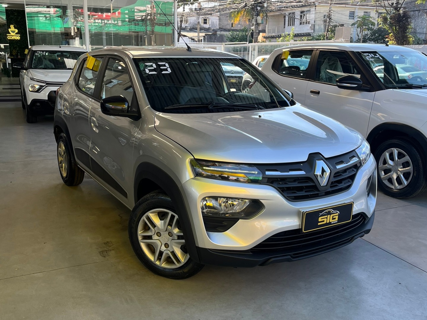 RENAULT KWID 1.0 12V SCE FLEX INTENSE MANUAL 2023 na cor Prata com 39.367 km - Imagem 1 - SIG Multimarcas