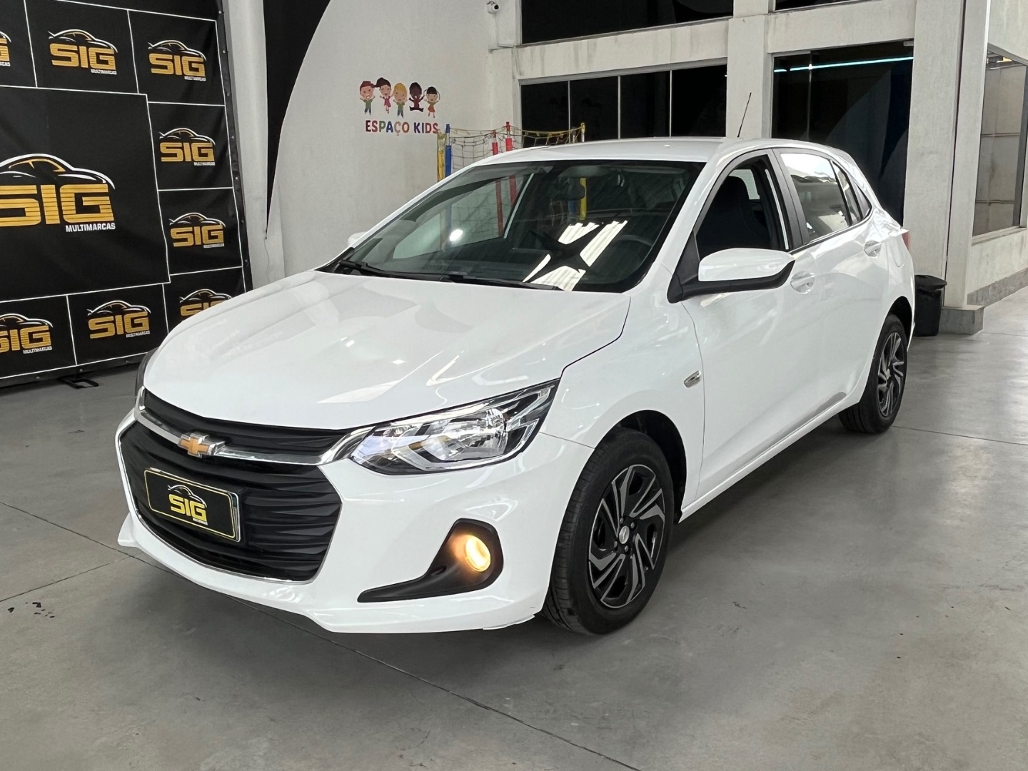 CHEVROLET ONIX 1.0 FLEX LT MANUAL 2024 Branco - Miniatura 4 - SIG Multimarcas