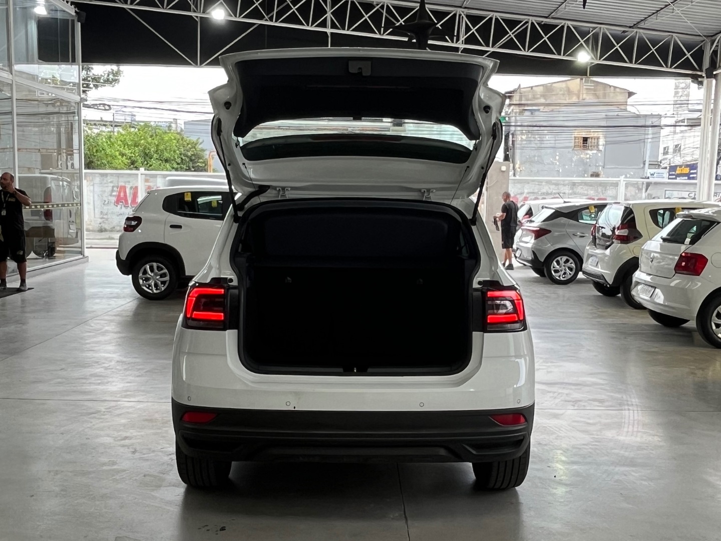 VOLKSWAGEN T-CROSS 1.0 200 TSI TOTAL FLEX COMFORTLINE AUTOMÁTICO 2023 Branco - Miniatura 6 - SIG Multimarcas