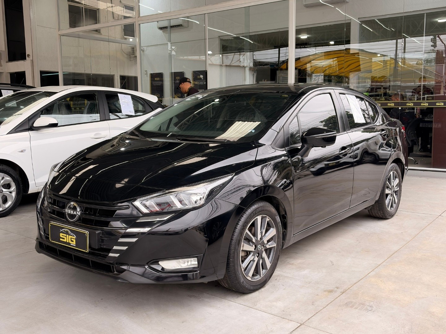 NISSAN VERSA 1.6 16V FLEX ADVANCE XTRONIC 2024 Preto seminovo à venda em Duque de Caxias - Miniatura Interior - SIG Multimarcas