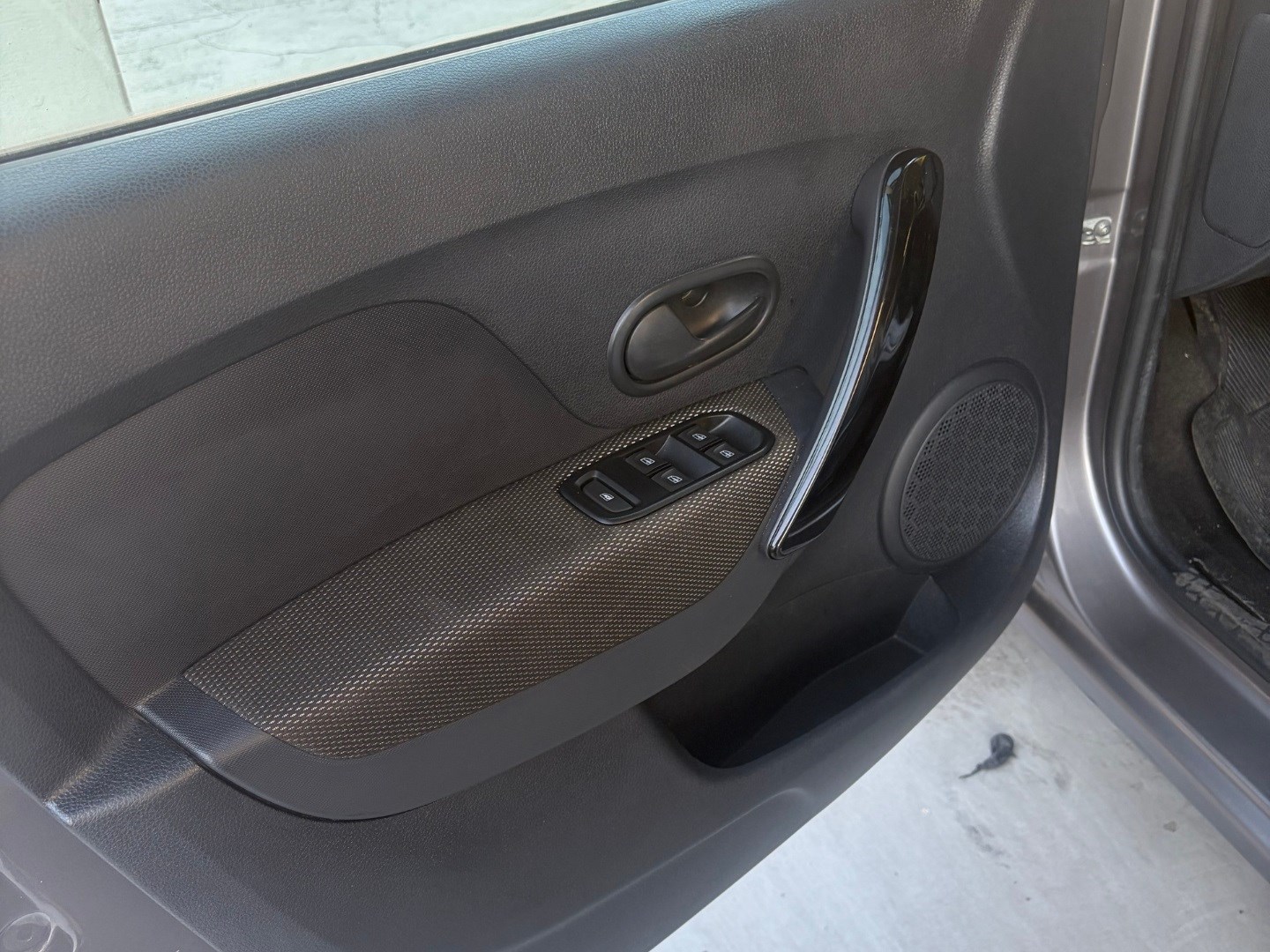 RENAULT LOGAN 1.0 12V SCE FLEX ZEN MANUAL 2025 Cinza seminovo à venda em Duque de Caxias - Miniatura Vista 8 - SIG Multimarcas