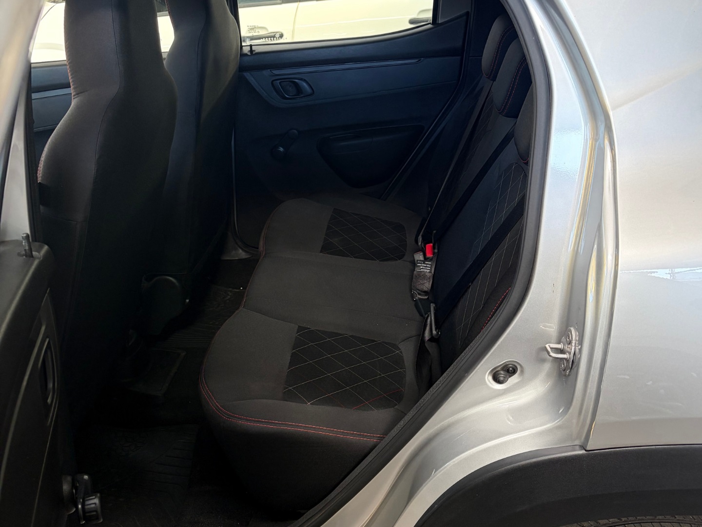 RENAULT KWID 1.0 12V SCE FLEX ZEN MANUAL 2025 Prata seminovo à venda em Duque de Caxias - Miniatura Vista 8 - SIG Multimarcas