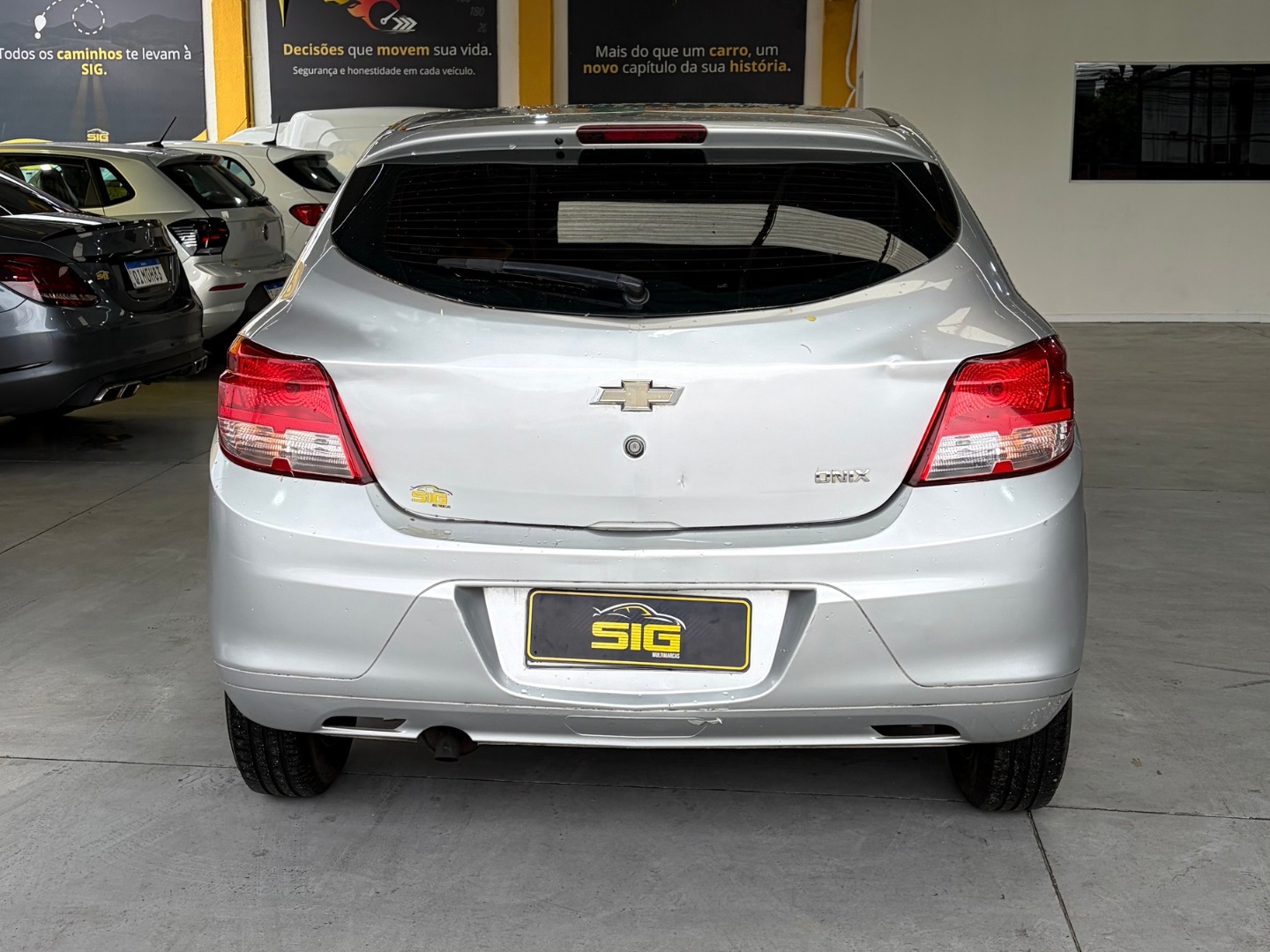 CHEVROLET ONIX 1.0 MPFI JOY 8V FLEX 4P MANUAL 2017 Prata seminovo à venda em Duque de Caxias - Miniatura Interior - SIG Multimarcas