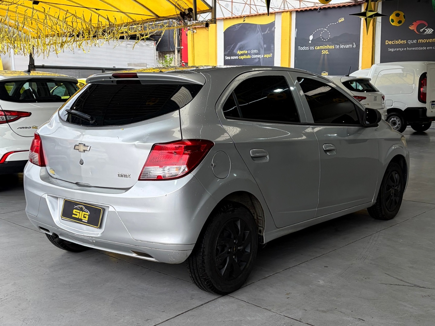 CHEVROLET ONIX 1.0 MPFI JOY 8V FLEX 4P MANUAL 2017 Prata seminovo à venda em Duque de Caxias - Miniatura Vista 6 - SIG Multimarcas