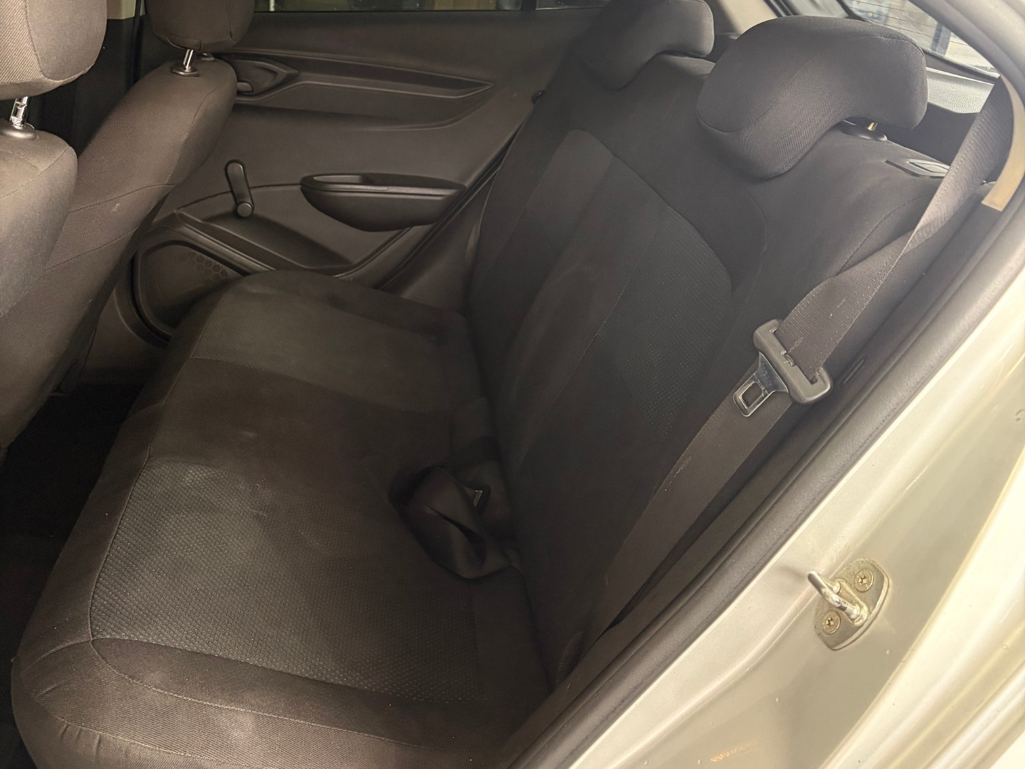 CHEVROLET ONIX 1.0 MPFI JOY 8V FLEX 4P MANUAL 2017 Prata seminovo à venda em Duque de Caxias - Miniatura Vista 8 - SIG Multimarcas