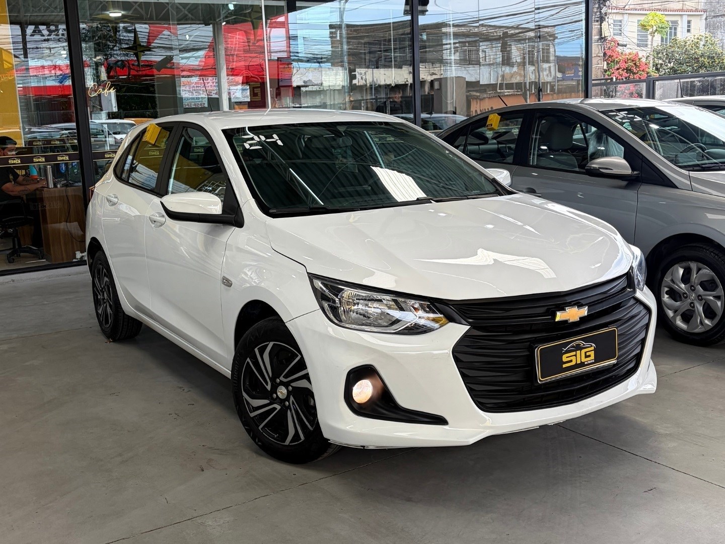 CHEVROLET ONIX 1.0 FLEX LT MANUAL 2024 Branco seminovo à venda em Duque de Caxias - Frente - SIG Multimarcas
