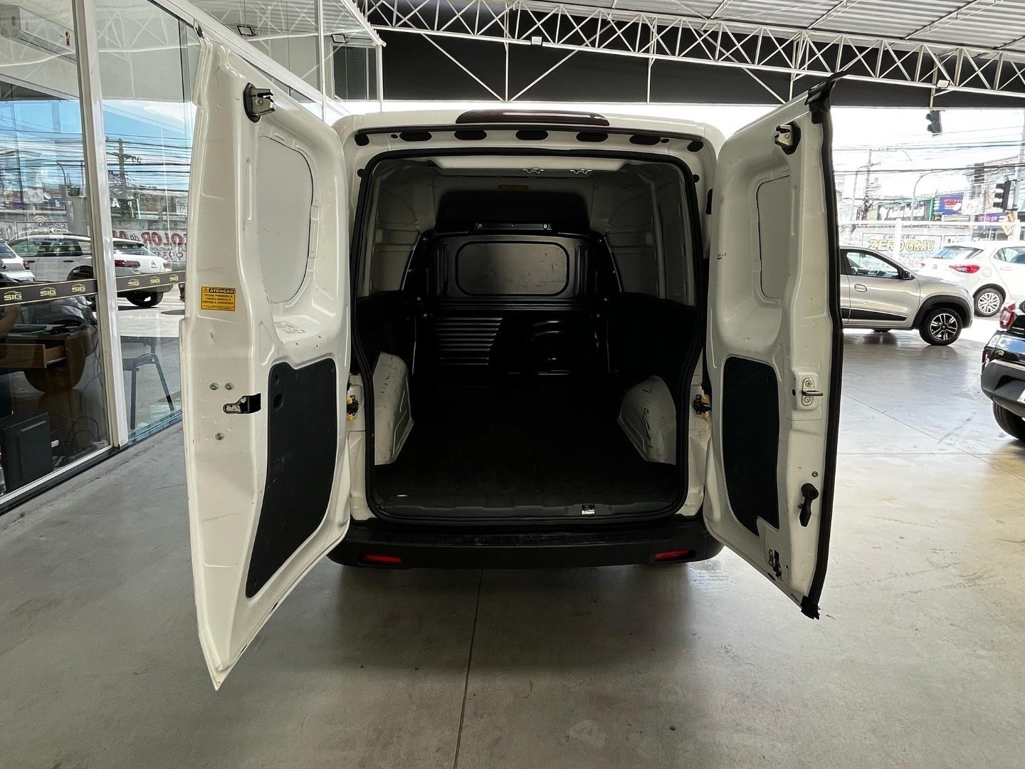 FIAT FIORINO 1.4 MPI FURGÃO ENDURANCE 8V FLEX 2P MANUAL 2024 Branco seminovo à venda em Duque de Caxias - Miniatura Vista 6 - SIG Multimarcas
