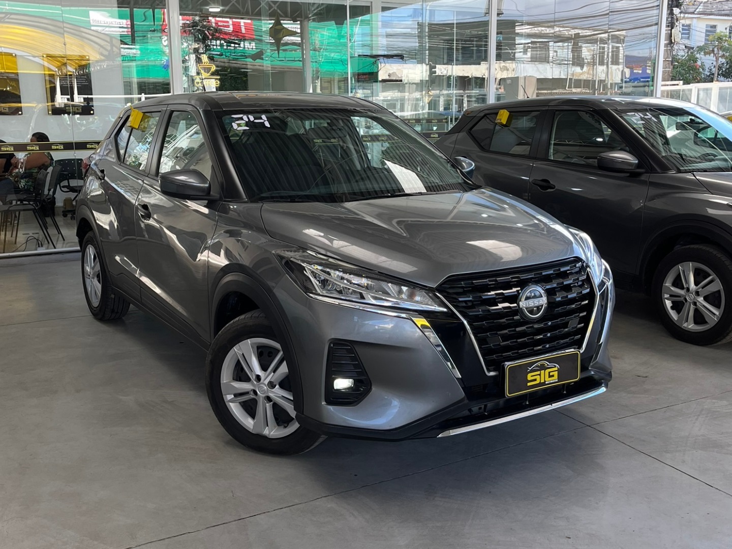 NISSAN KICKS 1.6 16V FLEXSTART ACTIVE XTRONIC 2024 Cinza seminovo à venda em Duque de Caxias - Frente - SIG Multimarcas