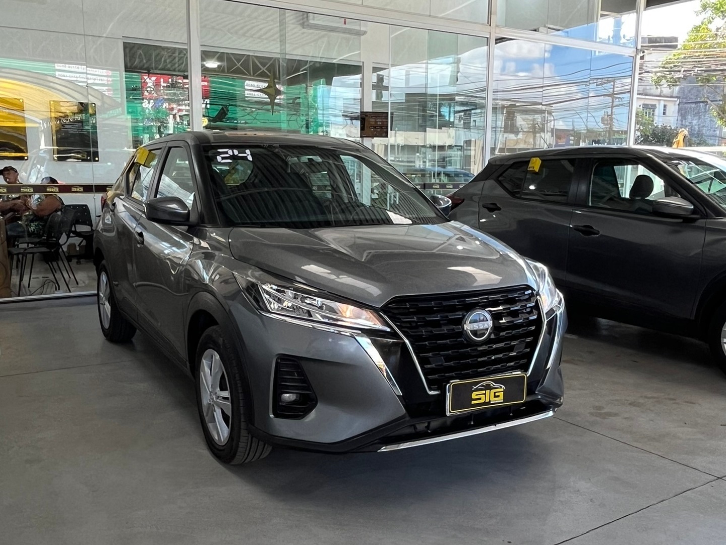 NISSAN KICKS 1.6 16V FLEXSTART ACTIVE XTRONIC 2024 Cinza seminovo à venda em Duque de Caxias - Miniatura Traseira - SIG Multimarcas