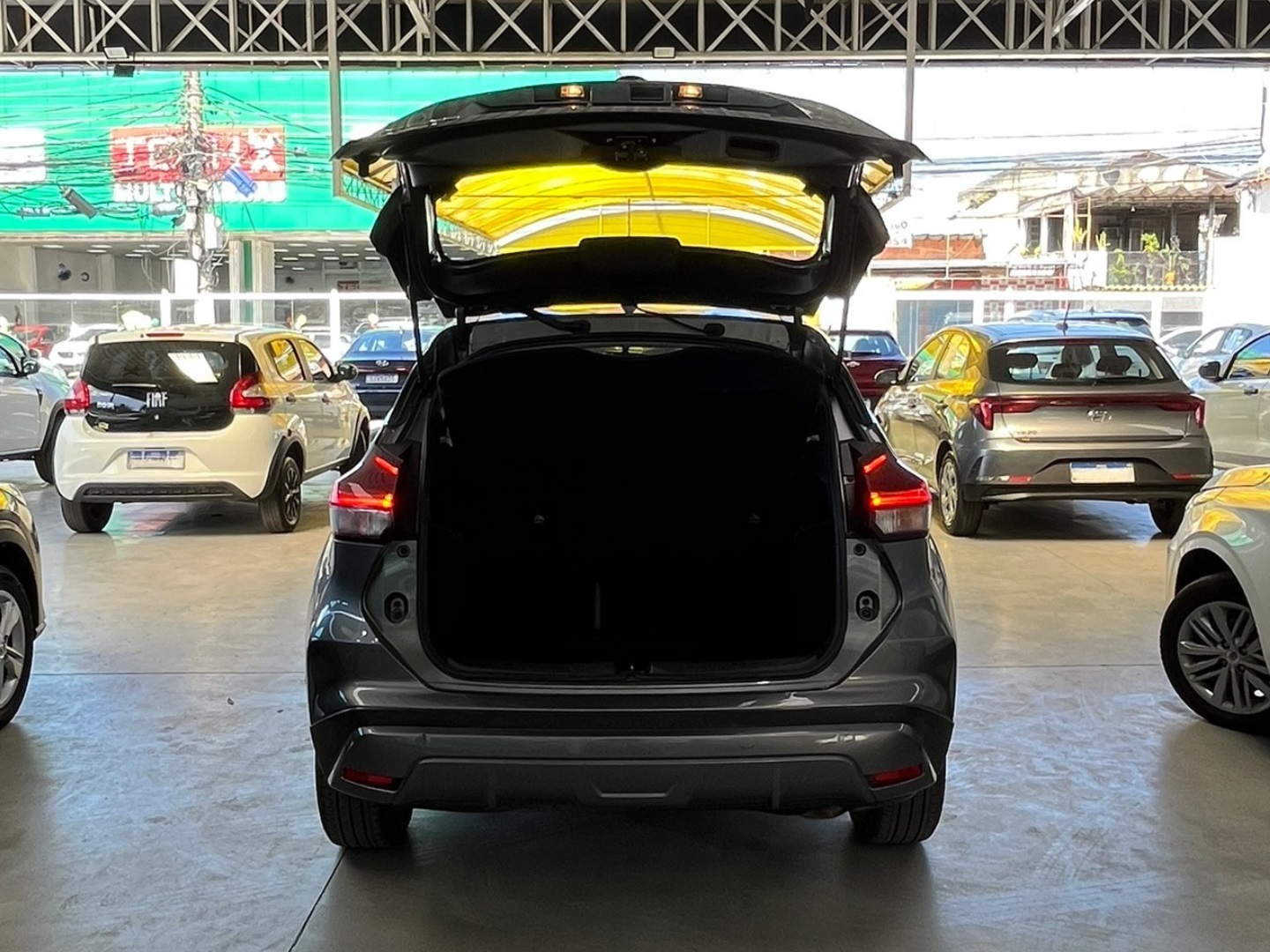NISSAN KICKS 1.6 16V FLEXSTART ACTIVE XTRONIC 2024 Cinza seminovo à venda em Duque de Caxias - Miniatura Vista 6 - SIG Multimarcas