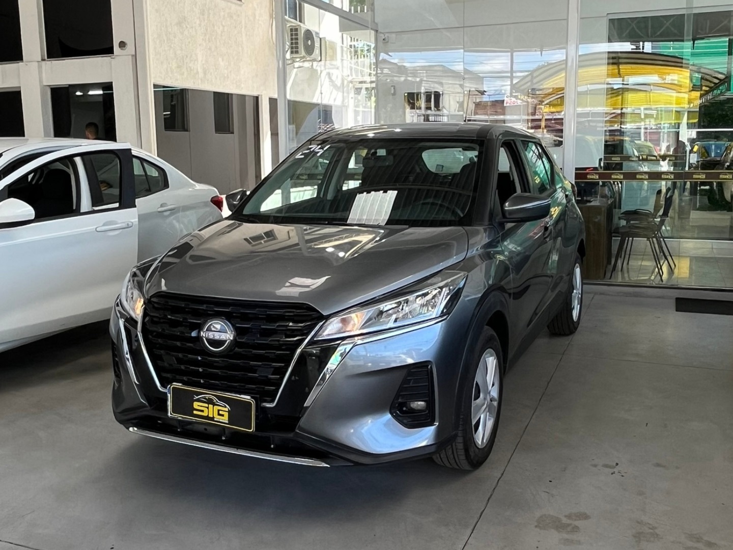 NISSAN KICKS 1.6 16V FLEXSTART ACTIVE XTRONIC 2024 Cinza seminovo à venda em Duque de Caxias - Miniatura Interior - SIG Multimarcas