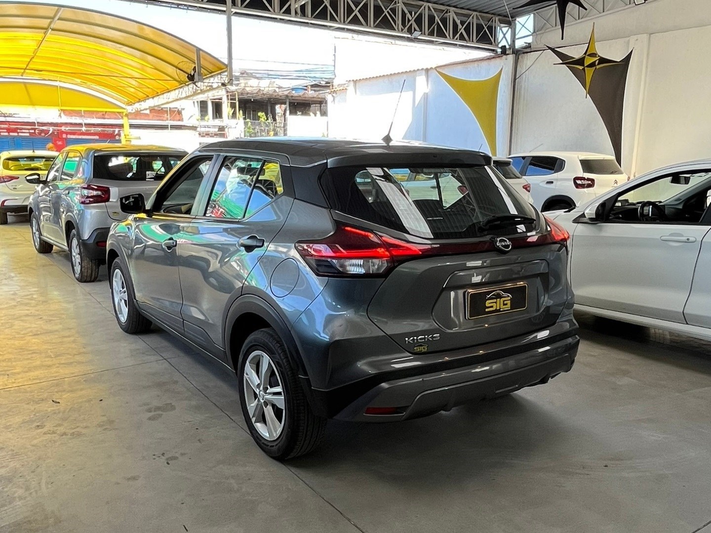 NISSAN KICKS 1.6 16V FLEXSTART ACTIVE XTRONIC 2024 Cinza seminovo à venda em Duque de Caxias - Miniatura Vista 8 - SIG Multimarcas