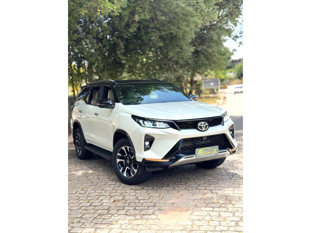 TOYOTA HILUX SW4 2.8 SRX DIAMOND 4X4 7 LUGARES 16V TURBO INTERCOOLER DIESEL 4P AUTOMÁTICO