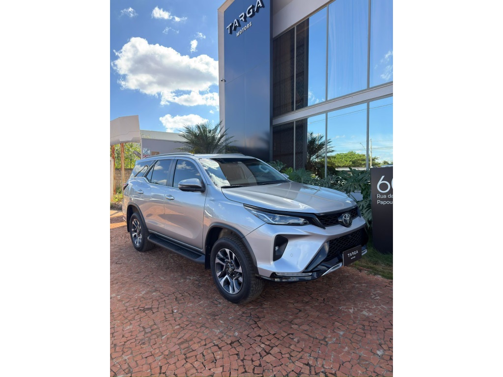 TOYOTA HILUX SW4 2.8 D-4D TURBO DIESEL SRX PLATINUM 7L 4X4 AUTOMÁTICO