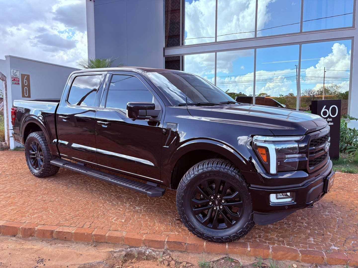 FORD F-150 5.0 V8 GASOLINA CD LARIAT BLACK FX4 AUTOMÁTICO