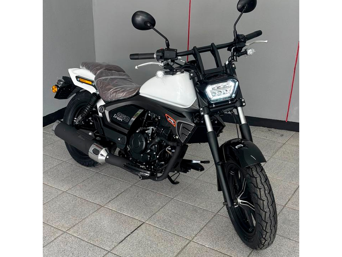 SHINERAY CUSTOM IRON 250 EFI