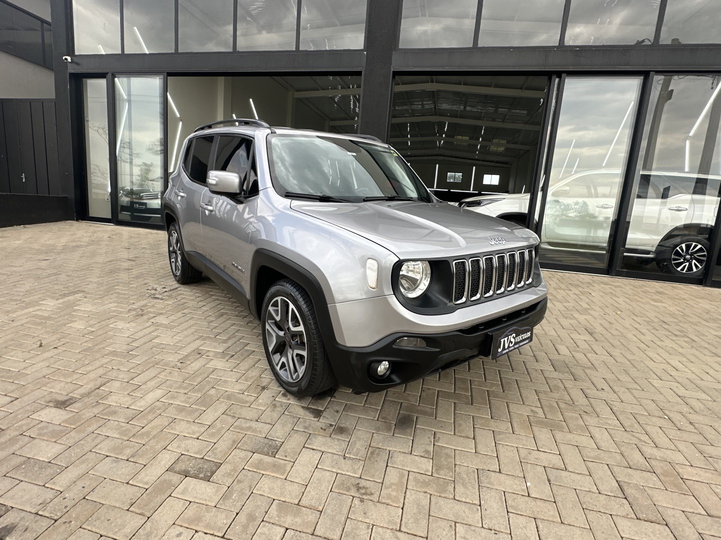 Jeep Renegade 1.8 16V Flex Longitude 4P Automático - foto 2