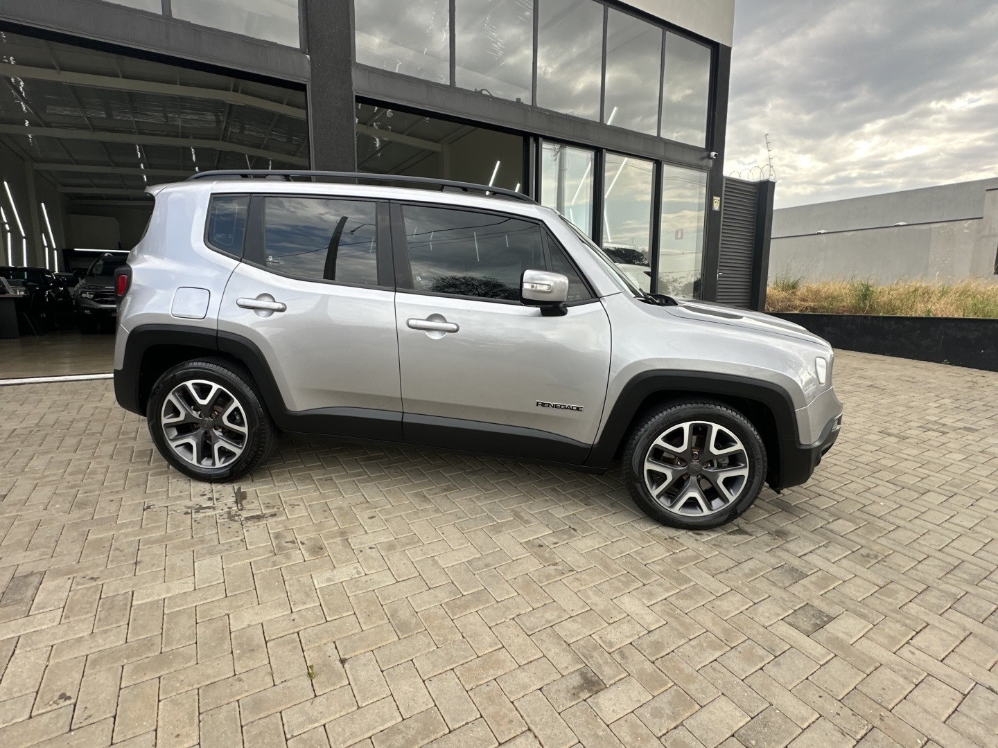 Jeep Renegade 1.8 16V Flex Longitude 4P Automático - foto 3