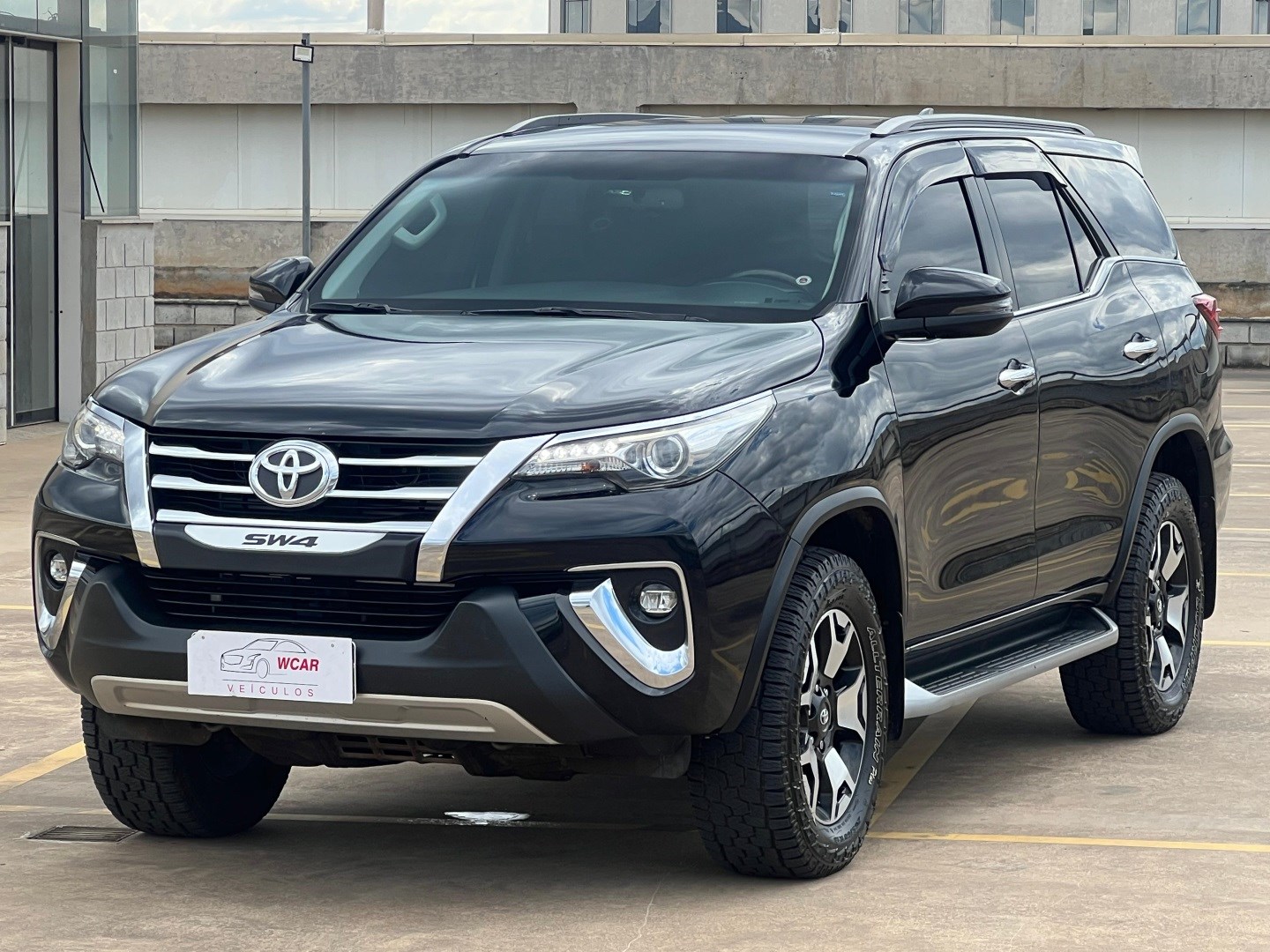 TOYOTA HILUX SW4 2.8 SRX 4X4 7 LUGARES 16V TURBO INTERCOOLER DIESEL 4P AUTOMÁTICO