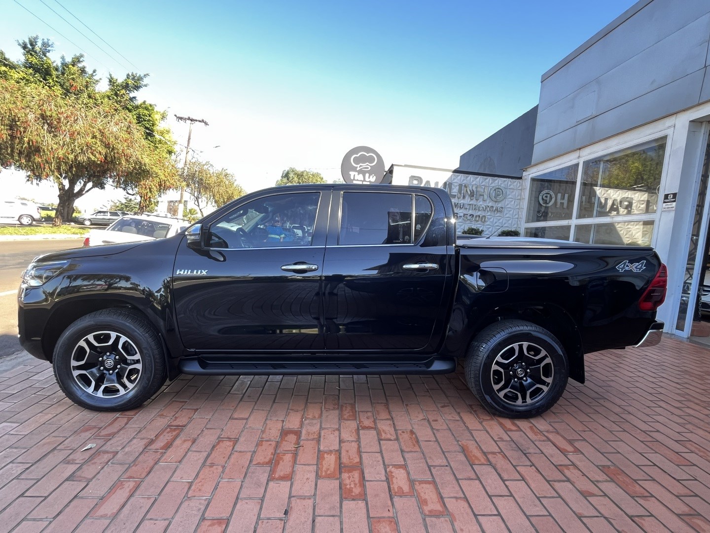 TOYOTA HILUX
