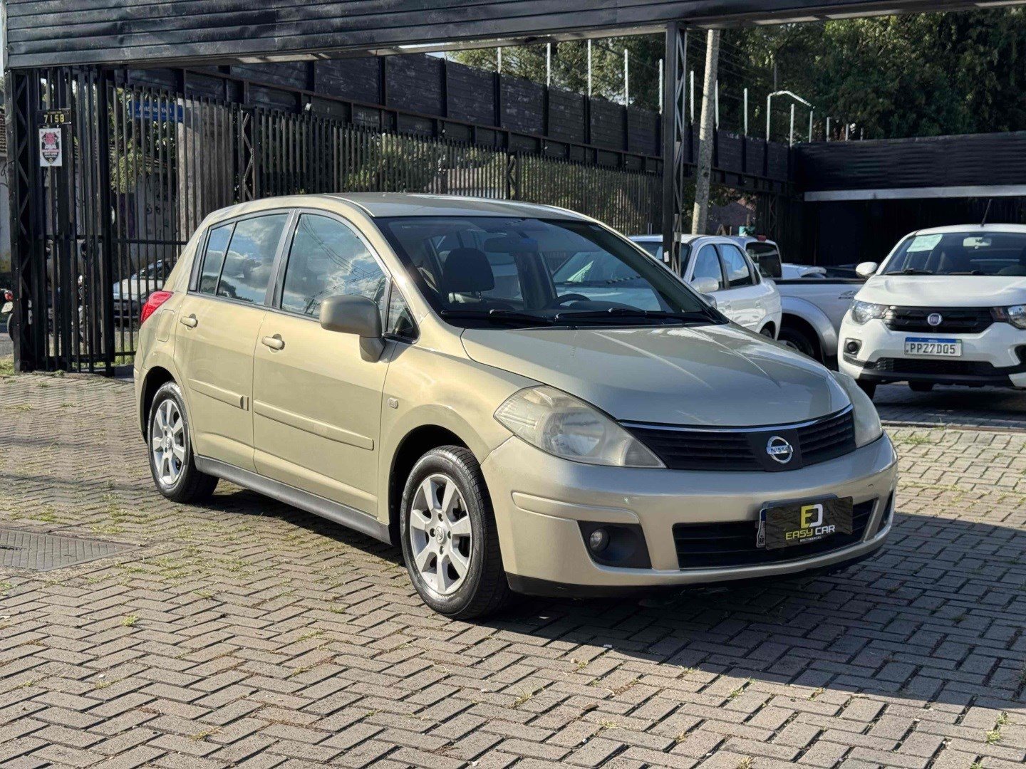 NISSAN TIIDA