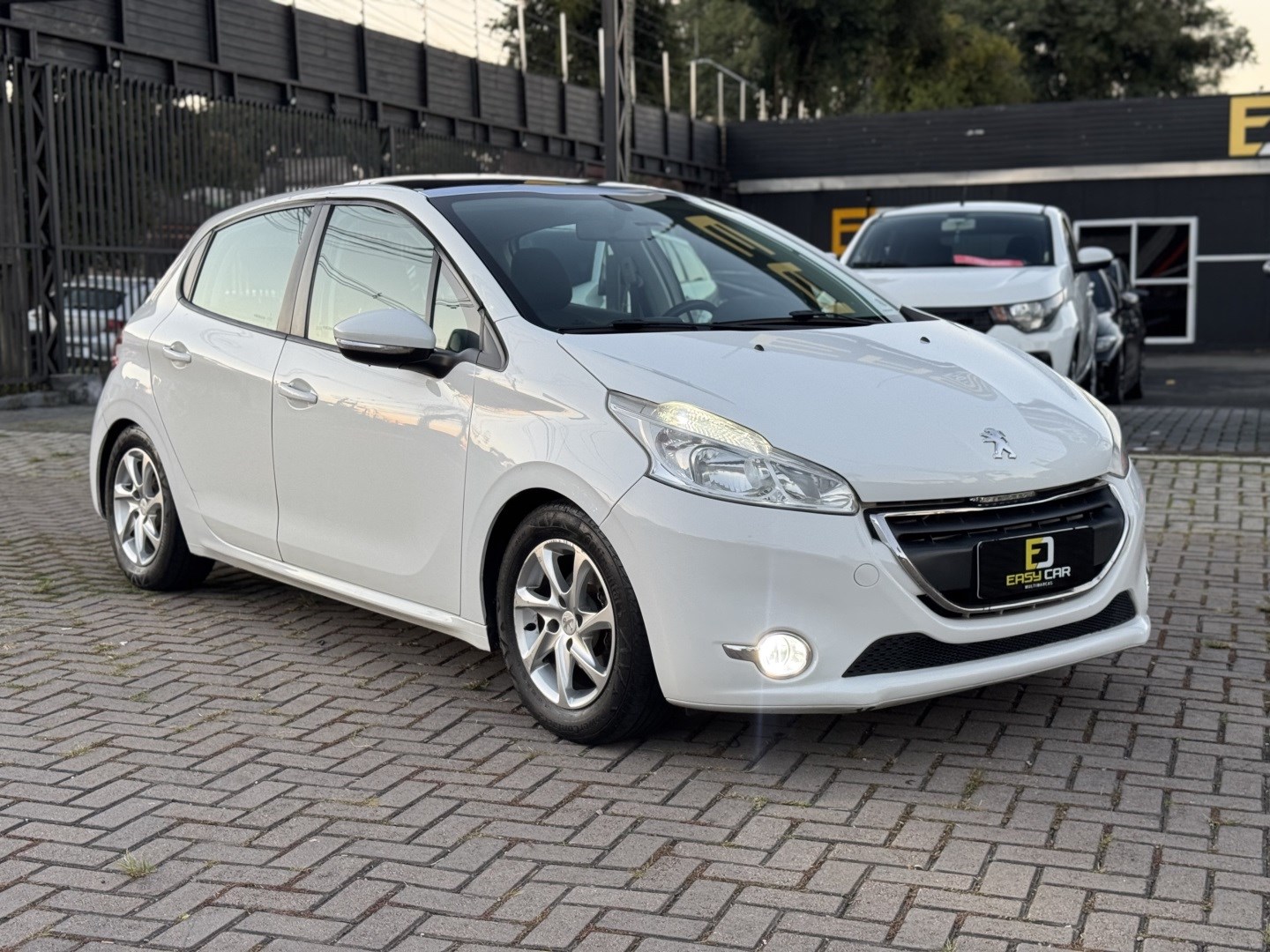 PEUGEOT 208