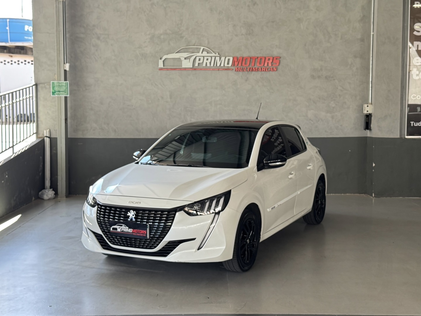 PEUGEOT 208