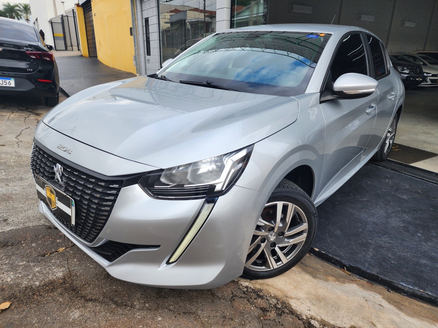 PEUGEOT 208