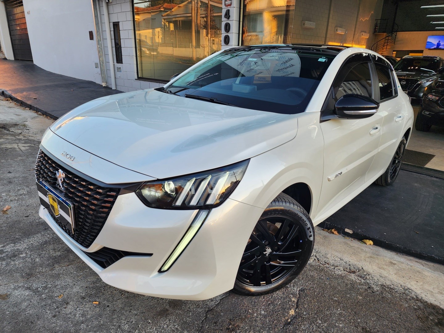 PEUGEOT 208