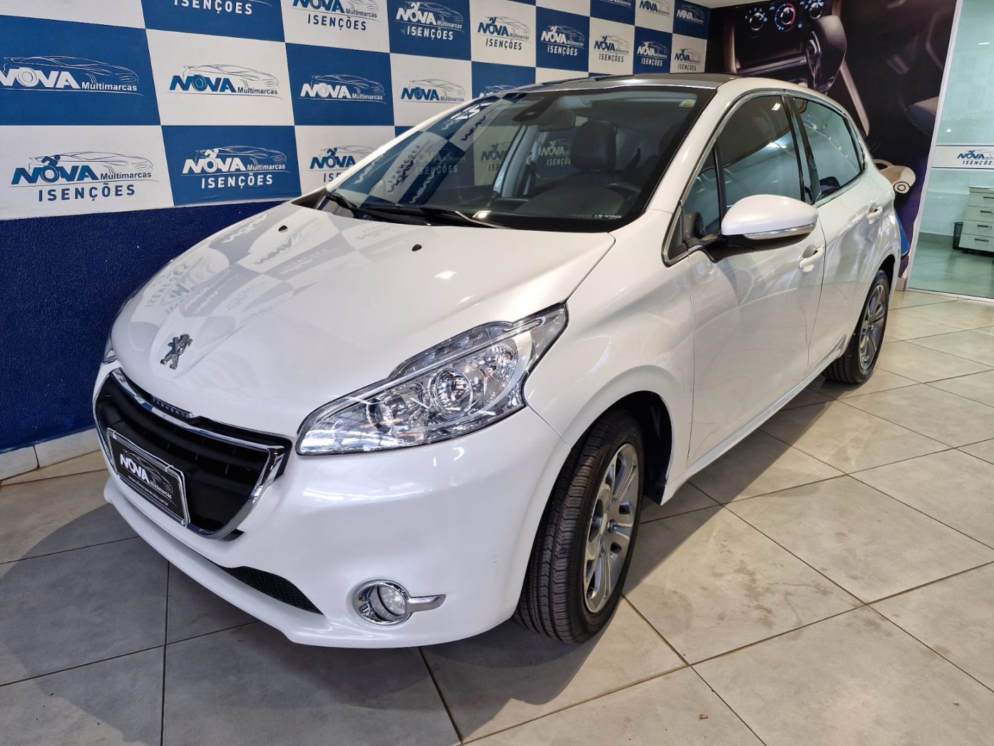 PEUGEOT 208