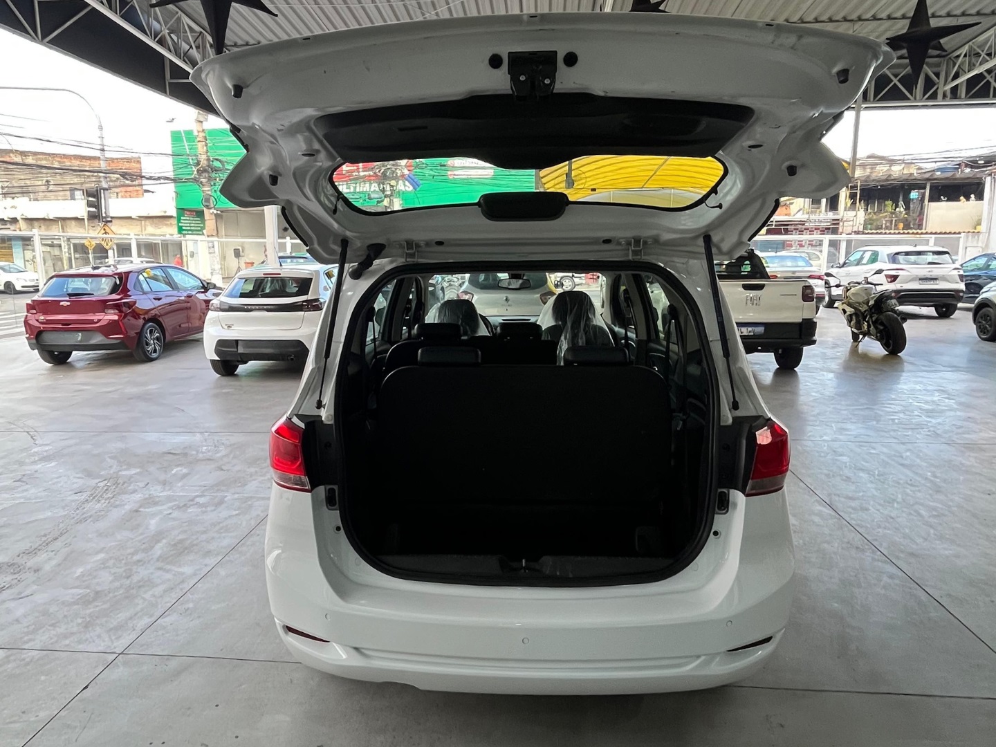 CHEVROLET SPIN PREMIER 7L 1.8 8V ECONOFLEX 4P C/AR - AUTOMÁTICO 2023 Branco - Miniatura 6 - SIG Multimarcas